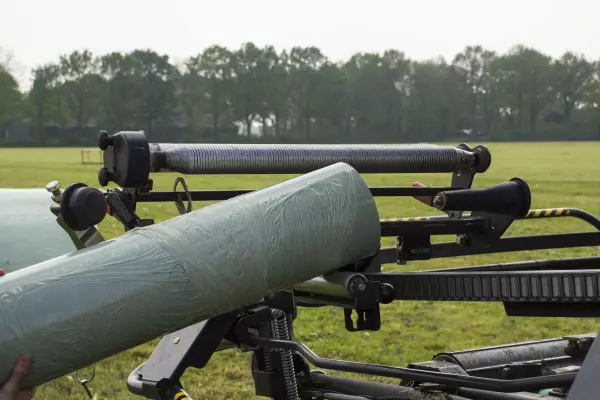 Obrotowe napinacze wstępne ułatwiają ładowanie folii na wygodnej dla operatora wysokości.