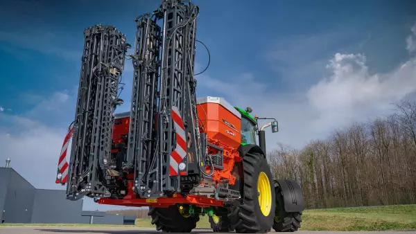 Zwarta konstrukcja z belką polową doskonale wkomponowaną w wymiary maszyny 