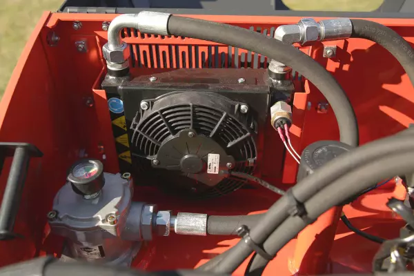 Kosiarki wysięgnikowe do trawy i żywopłotów AGRI-LONGER GII z mechanicznym zabezpieczeniem ramienia są standardowo wyposażone w chłodzoną powietrzem chłodnicę o mocy 5 kW, która pozwala na ciągłą pracę przez cały dzień, bez ryzyka uszkodzenia podzespołów maszyny.