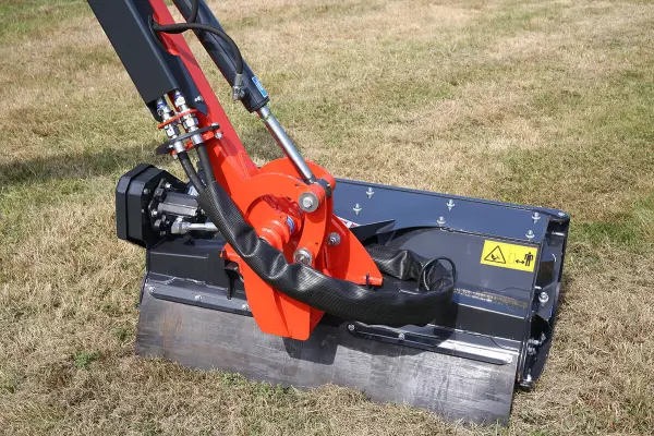 2 typy głowic bijakowych w kosiarkach wysięgnikowych AGRI-LONGER GII z zabezpieczeniem najazdowym na przegubie ramienia.