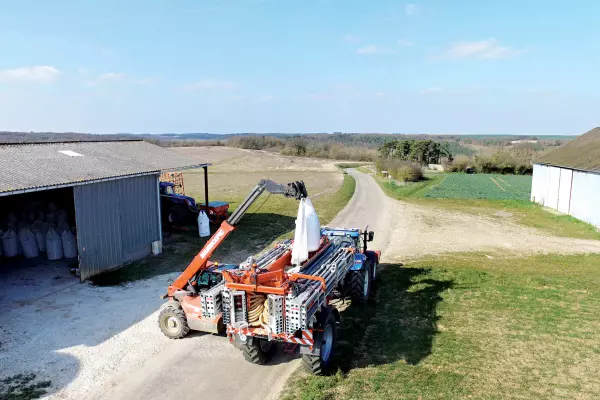 Szybkie i wygodne napełnianie rozsiewacza AERO GT