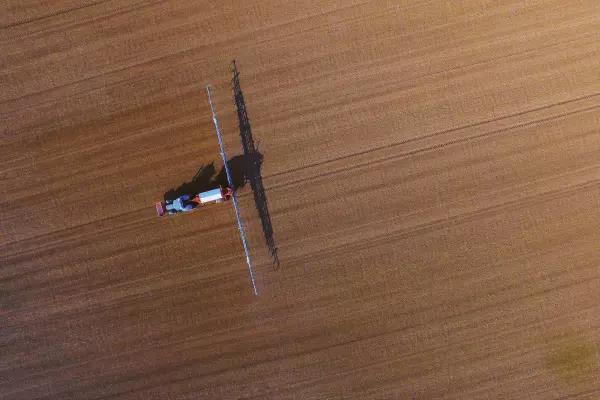 Stabilna belka polowa nawet podczas pracy z dużą prędkością