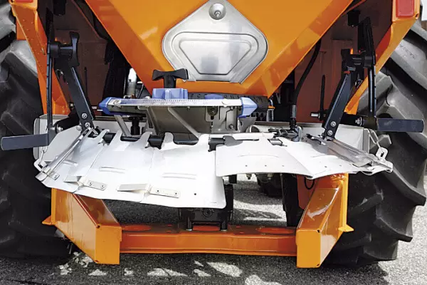 Łatwa regulacja szerokości roboczej w rozsiewaczu do soli i piasku AXEO