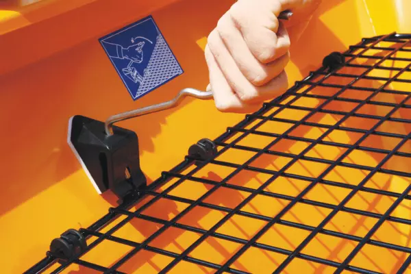 Sito zasypowe w zbiorniku rozsiewacza AXEO zatrzymuje bryły soli i zapobiega błędom w wysiewie 