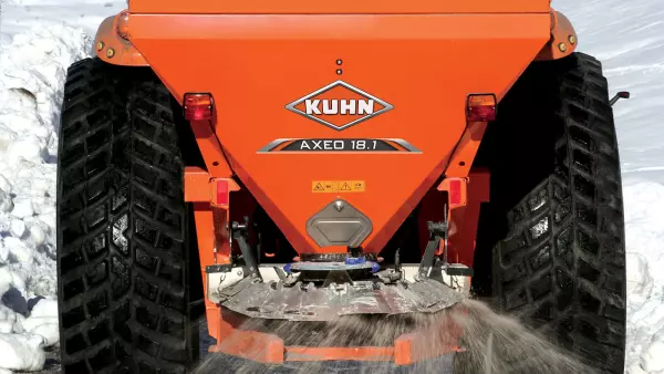 Osłony kierujące ze stali nierdzewnej w rozsiewaczu do soli i piasku AXEO zapewniają kontrolowany wysiew graniczny i tym samym chronią środowisko naturalne.