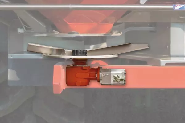 Widok na silnik hydrauliczny napędzający tarcze wysiewające w rozsiewaczu AXIS H-EMC 