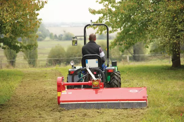 Równomierne rozrzucanie pociętych resztek roślinnych przez rozdrabniacze BE 10