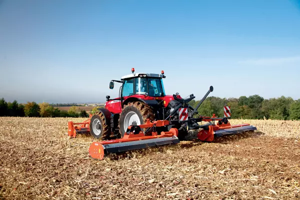 Tylny rozdrabniacz BP 8300 w zestawie z rozdrabniaczem frontalnym zapewnia wysoką wydajność pracy.