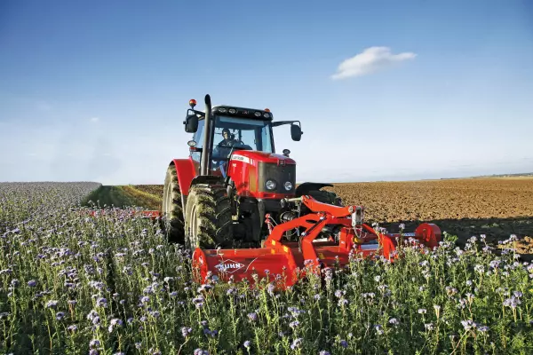 W zależności od potrzeb, rozdrabniacze BPR serii 100 mogą być podczepiane z przodu lub z tyłu ciągnika. 