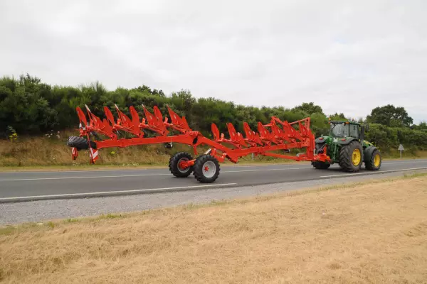 Półzawieszany pług CHALLENGER w pozycji transportowej