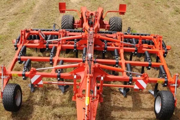 CULTIMER L podczepiony do dolnych ramion podnośnika ułatwia wykonywanie manewrów