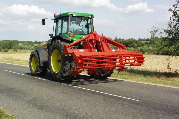 Przykład kompaktowych wymiarów kultywatora DC w pozycji transportowej