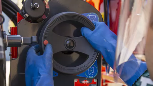 Zdjęcie operatora wykonującego obrót kierownicą zaworu na wielofunkcyjnym panelu operatorskim DILUSET+