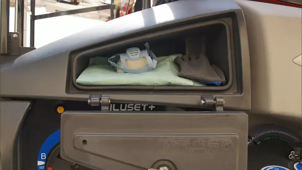 Schowek PPE z lewej strony maszyny