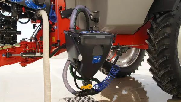 35-litrowy rozwadniacz środków chemicznych montowany na równoległoboku, wbudowany w konstrukcję zbiornika