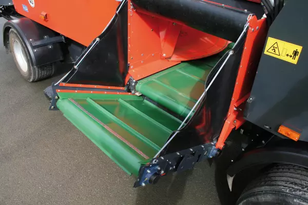 Przenośniki przechylne w wozach paszowych KUHN EUROMIX I są ciche i łatwe w obsłudze.