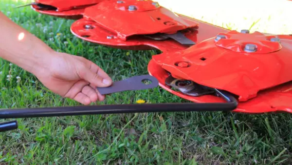 Osłona FLEXPROTECT w GMD 3515 i GMD 4015 odkształca się po uderzeniu w przeszkodę a potem wraca do swojego kształtu