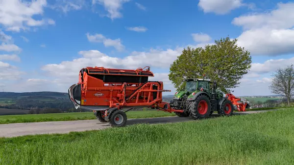 Kosiarka ze zgniataczem pokosu FC 13460 RA podczas jazdy po drodze.