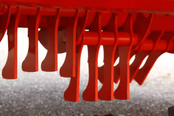 Kondycjoner z zębami stalowymi jest bardzo wydajny w przypadku ciężkiej, długiej lub dojrzałej paszy, ale także w przypadku krótkiej, ponieważ ma dobrą przepustowość.