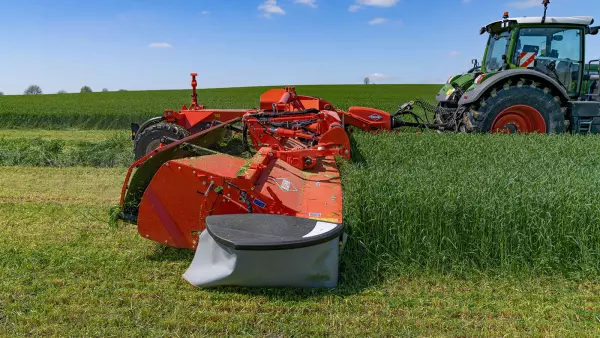 Kosiarka ze zgniataczem pokosu FC 13460 doskonale dostosowuje się do ukształtowania terenu