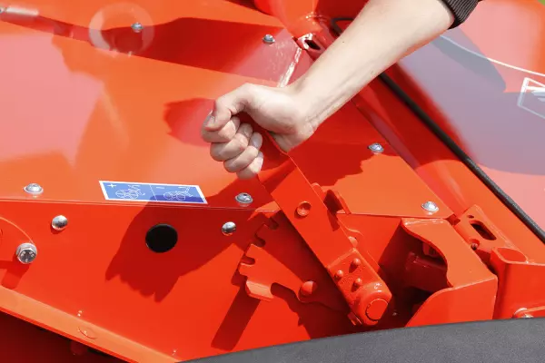 Zespół koszący jest podnoszony przez zintegrowany siłownik na końcu pola.