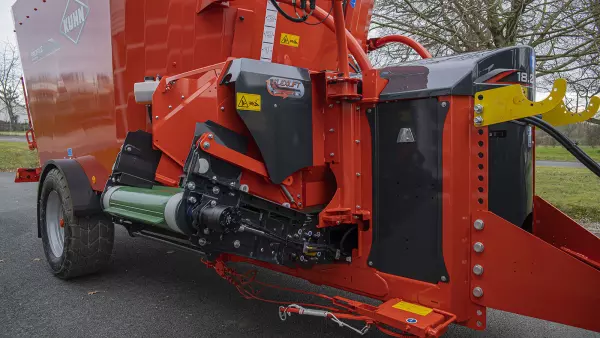 Przenośnik FLEXILIFT wysuwa się i chowa w ramę wozu paszowego PROFILE CL