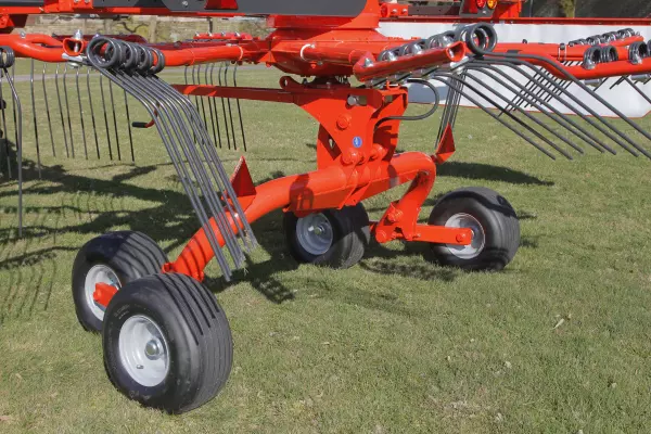 4 koła na osi tandemowej umieszczone blisko karuzeli zapewniają dokładne kopiowanie nierówności terenu