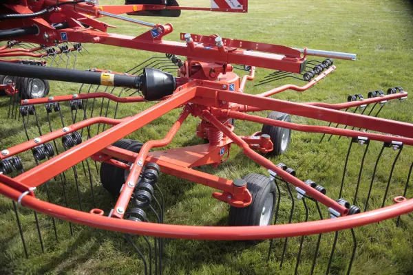 System zawieszenia karuzel 3D zapewniający kopiowanie nierówności terenu