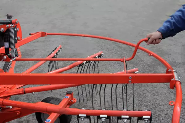 GA 13031 to łatwa w obsłudze maszyna: niezależna regulacja wysokości zgrabiania karuzel za pośrednictwem korby