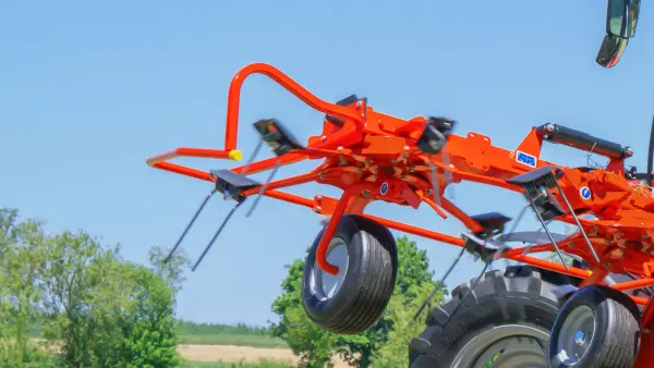 Asymetryczne palce przetrząsacza GF 10803 zbierają całą paszę