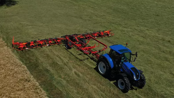 Osłona boczna w przetrząsaczu GF 13003 T zapobiega rozrzucaniu paszy na sąsiednie działki