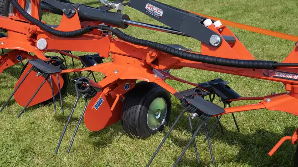 Asymetryczne zęby zamontowane na rotorze OPTITEDD umożliwiają podbieranie całej paszy.