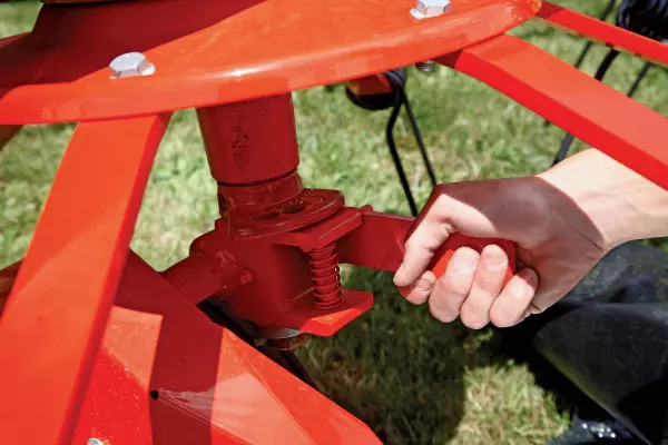 Niezależne ustawienie w pozycji skośnej do przetrząsania na skraju pola