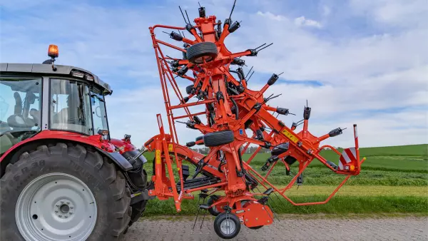 Zawieszany przetrząsacz GF 13003 jest kompaktowy na drodze