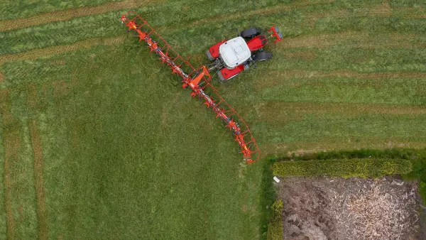 Przetrząsacz GF 13003 zachowuje stabilność podczas wykonywania skrętów w pozycji roboczej