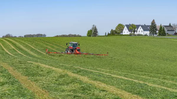Przetrząsacz GF 13003 doskonale dopasowuje się do ukształtowania terenu
