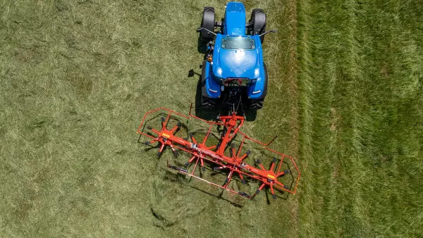 Przetrząsacz GF 5203 podczas pracy na skraju pola
