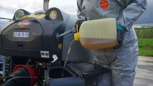 Opérateur vidant un bidon dans l'incorporateur du pulvérisateur ANTIS 2