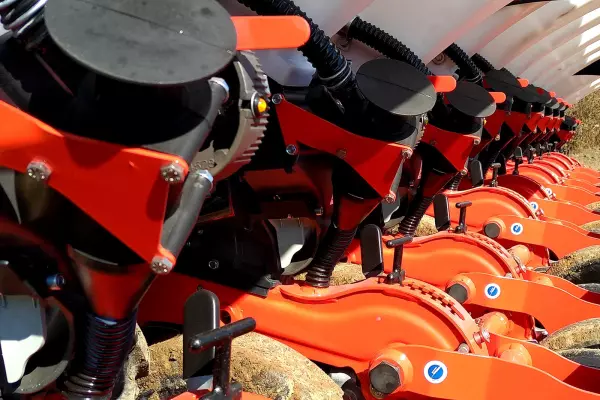 Nacisk na podłoże wynoszący 120 kg zapewnia, że sekcja wysiewająca KOSMA jest doskonale utrzymywana w ziemi.