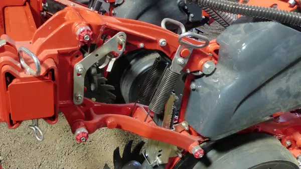 Żeliwny równoległobok gwarantuje niezawodność siewnika precyzyjnego KOSMA