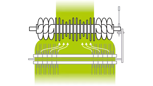 Niewielka odległość między rotorem a zębami podbieracza zapewnia stały przepływ materiału.