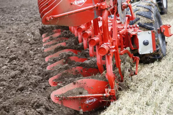 Zabezpieczenie NSH w pługu VARI-LEADER w trakcie pracy