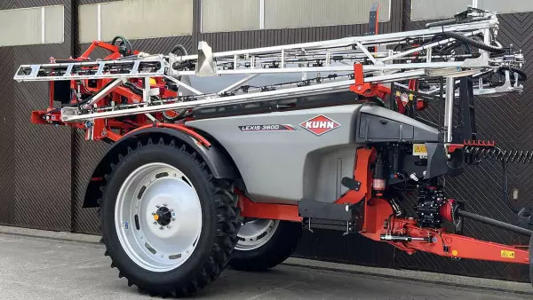 Zbiornik na wodę do płukania jest umieszczony pośrodku maszyny