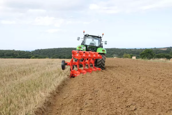 Pługi zawieszane MASTER 103 potrzebują do wydajnej pracy zaledwie 30 KM mocy na korpus.