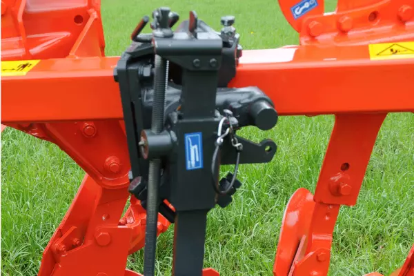 Obrotowe koło podporowe maksymalnie schowane w obrysie pługa, umożliwia wykonanie orki na całej powierzchni pola.