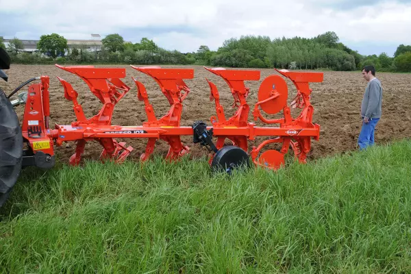 Sprawdzona niezawodność pługa MASTER 103 pozwala mu na pracę w każdych warunkach roboczych.