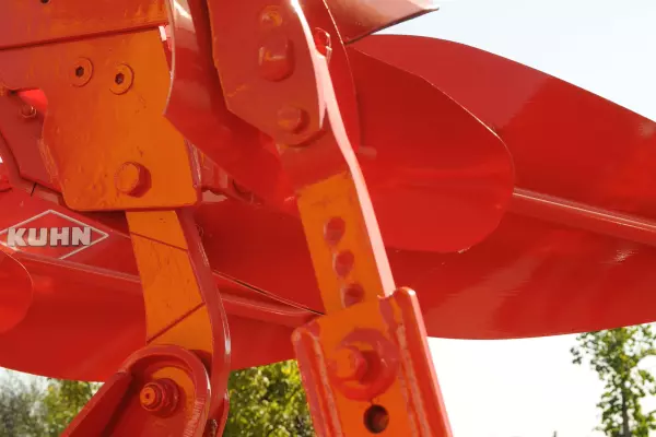 Prosta regulacja wysokości przedpłużków.