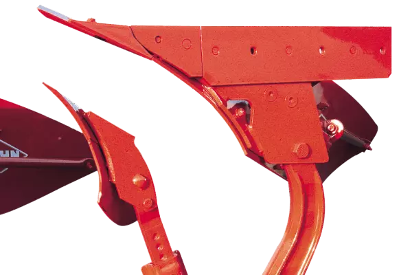 Przedpłużki pługów MASTER 183 zwiększają jakość odwracania i zapewniają stuprocentowe przykrycie resztek pożniwnych.