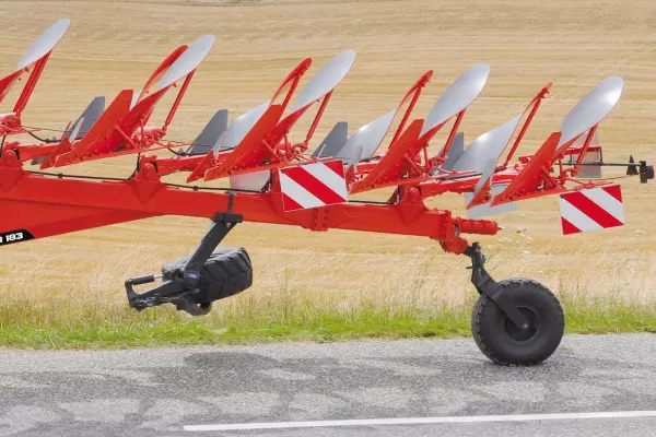 Koło transportowe z elastomerowym zawieszeniem gwarantuje bezpieczną jazdę po drodze.