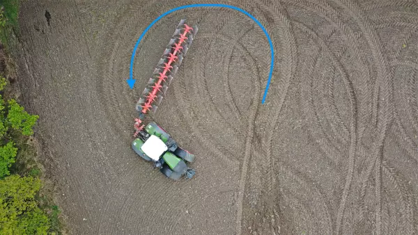 Zoptymalizowany skręt i zwrotność dzięki pługowi KUHN MULTI-LEADER XT